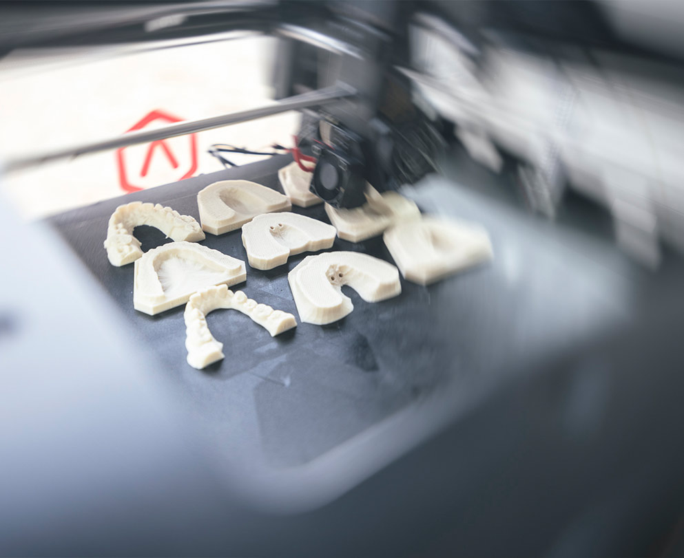 Individuelle kieferorthopädische Werkstücke (Zahnspangen etc.) aus den eigenen 3D-Druckern beim Kieferorthopäden Dr. Uwe Seidl in Regensburg.